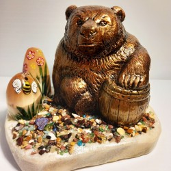 Уральские сувениры из камня "Большой медведь с бочкой"  - Сувенирная продукция